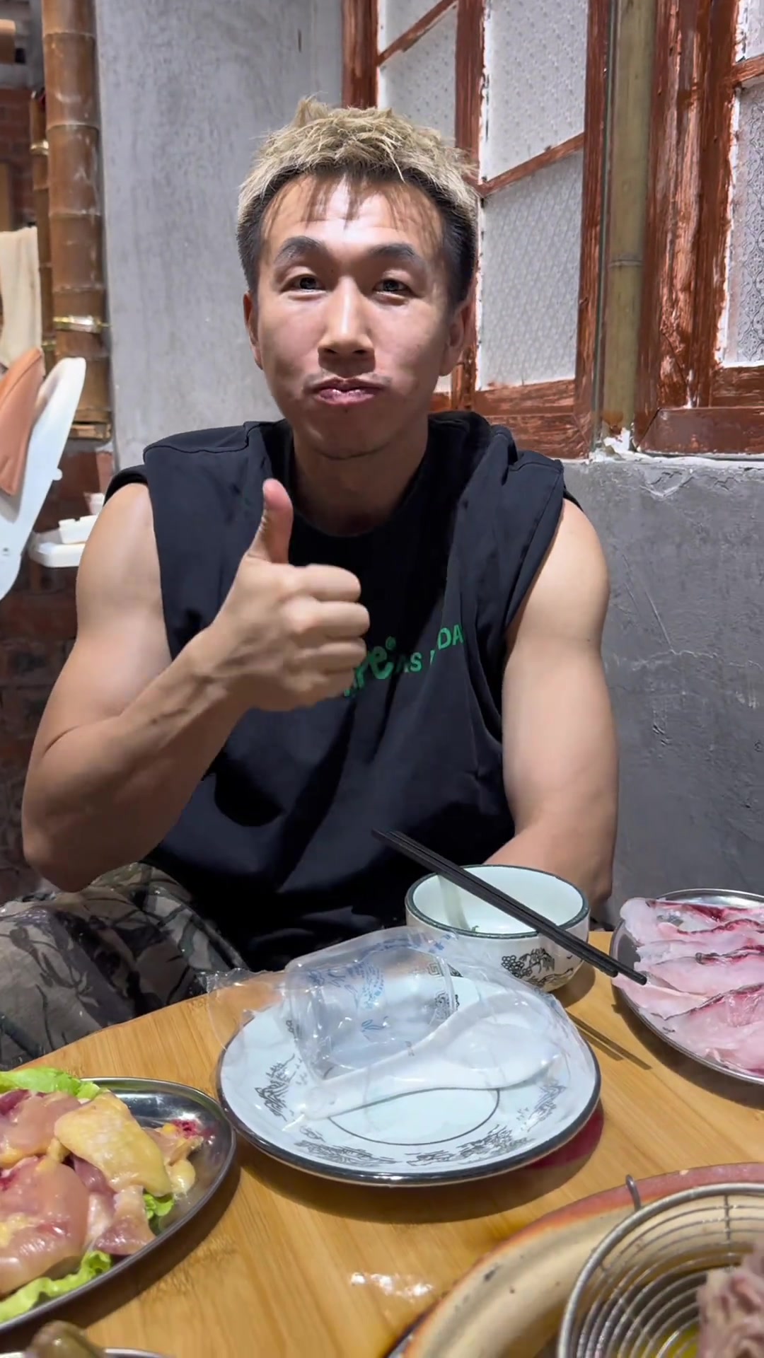 冬天不吃粥底火锅吃什么？好吃到抽耳光都不放手，感受到鲜肉在我口腔里跳动了