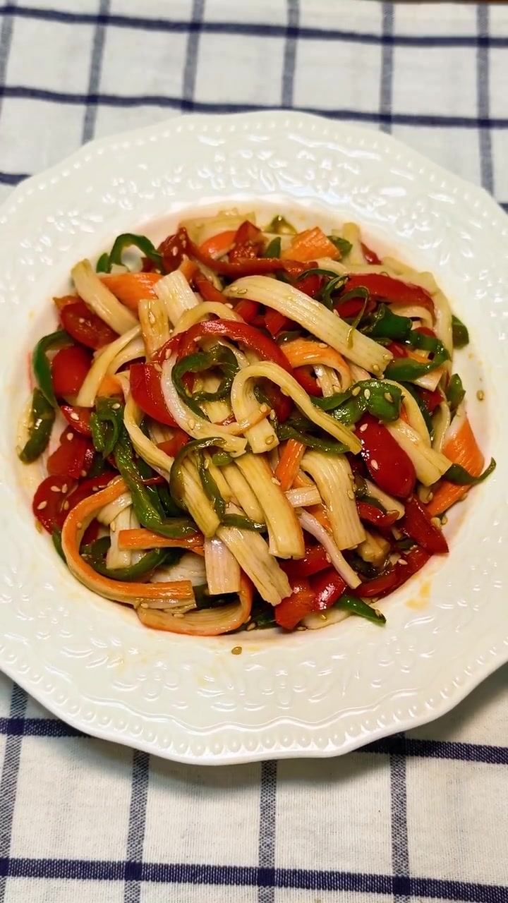 “年夜饭桌上，总要有一道‘红红火火’的凉菜！彩椒的鲜甜，蟹棒的鲜美，拌在一起，开胃又解腻，