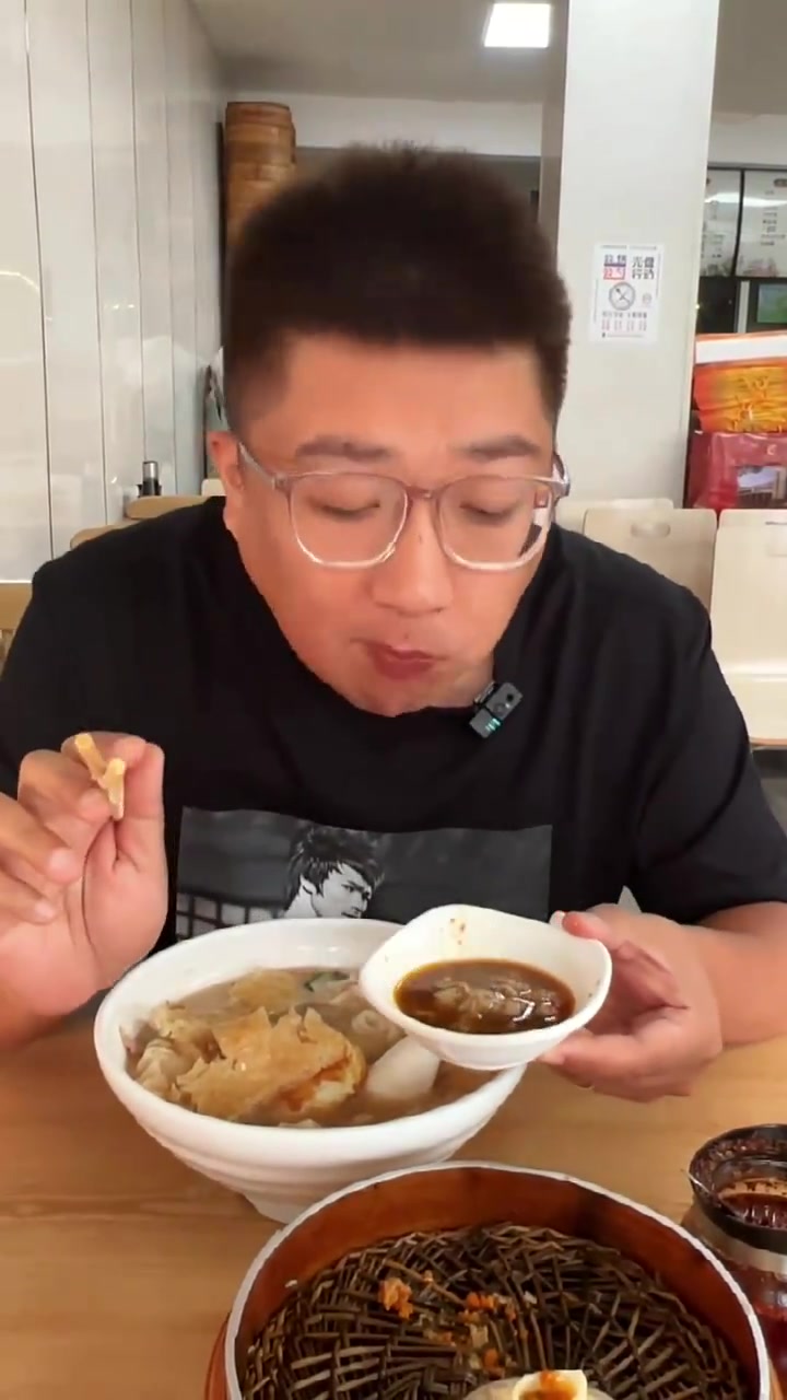 好久没回南京了,第一顿蟹黄汤包,三鲜馄饨