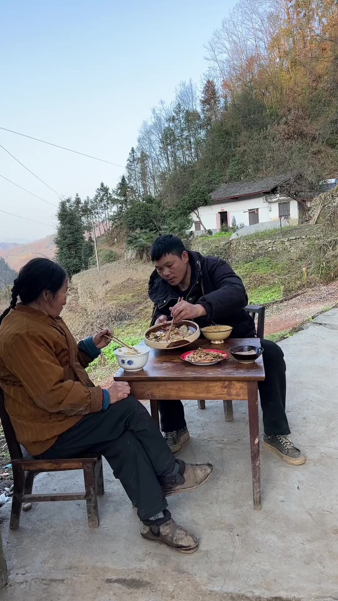 传统乡村美食，快来跟我一起品尝陕南冬天的美食。做一道陕南必吃的饭：红薯玉米粥，配上两道家常