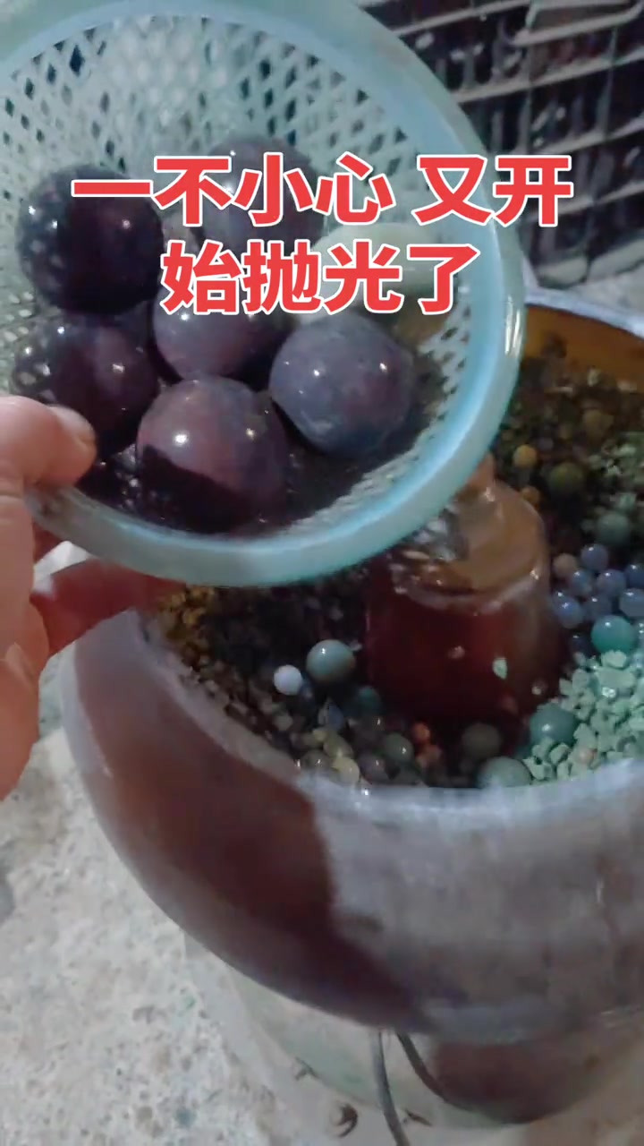 桂林鸡血玉，手工制作，以石会友！