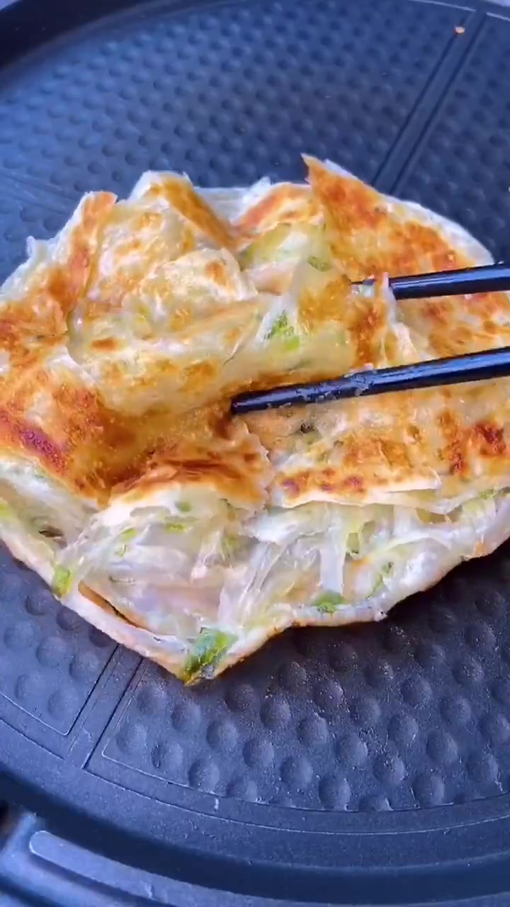 这款葱油饼，我们家一直回购，简单加热就能吃，松软酥脆，层次分明，大人小孩都爱吃