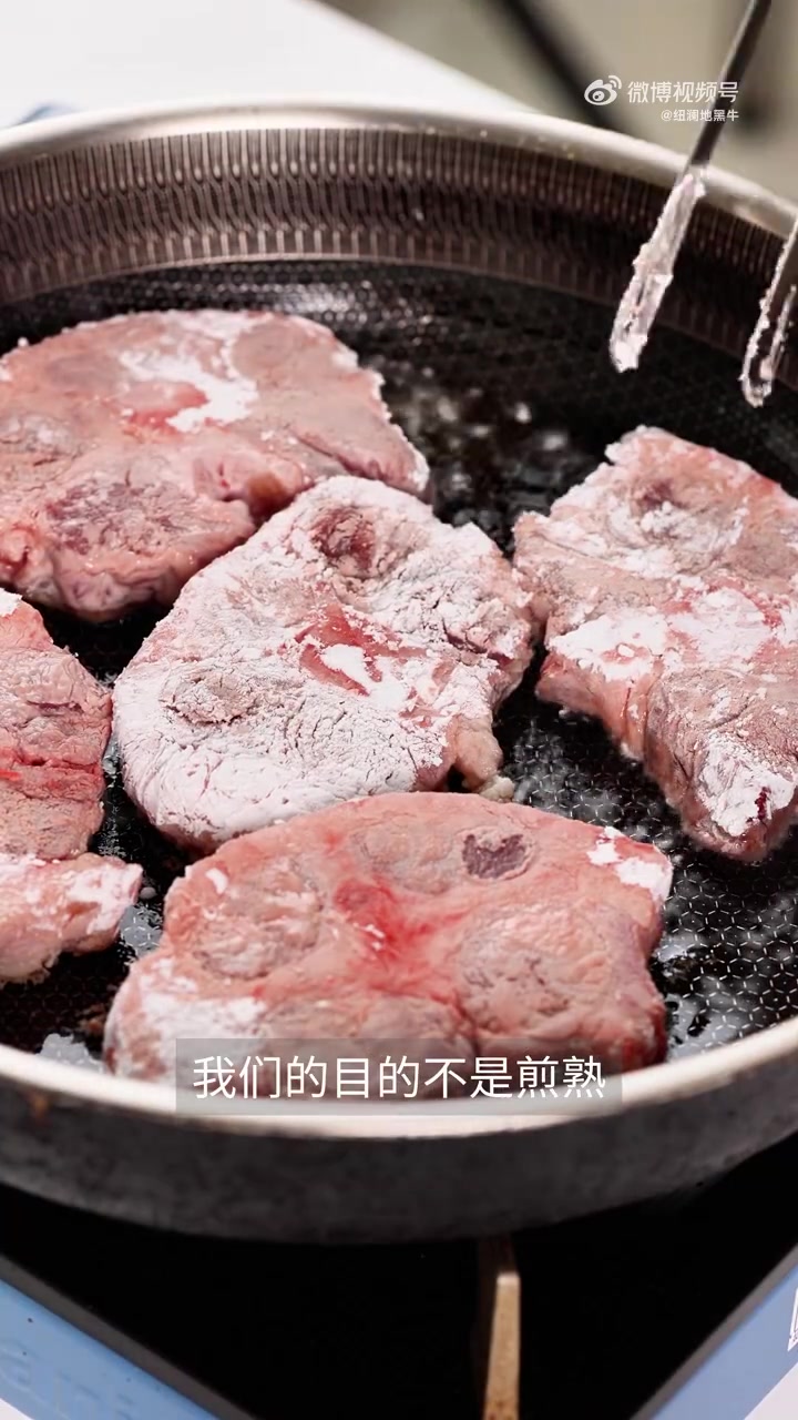 小年不仅是扫尘祭灶，更是团圆的前奏。今年，尝试为餐桌添一道慢炖的浪漫——法式红酒炖牛尾。醇