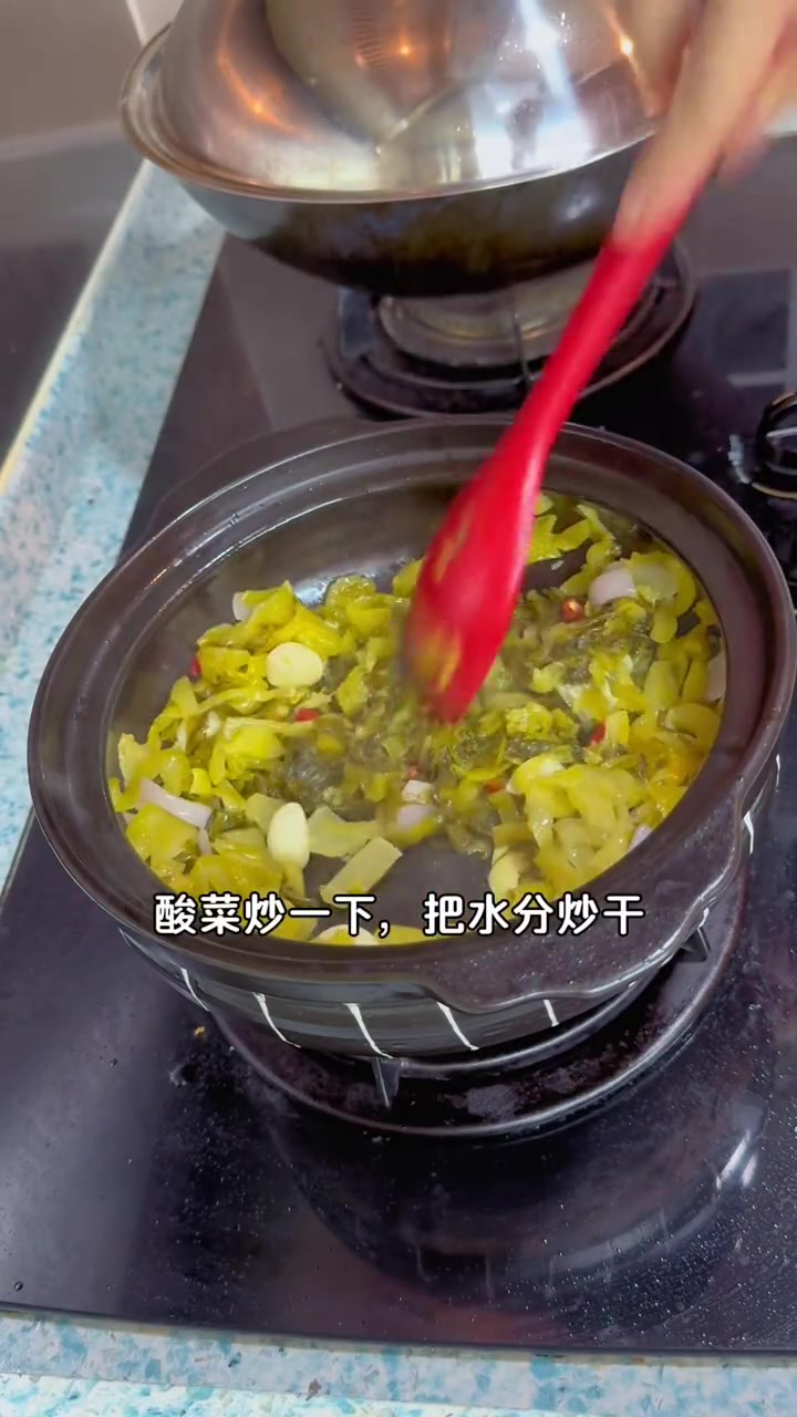 分享一道非常下饭的家常菜，酸菜排骨煲，酸辣开胃真的太好吃了