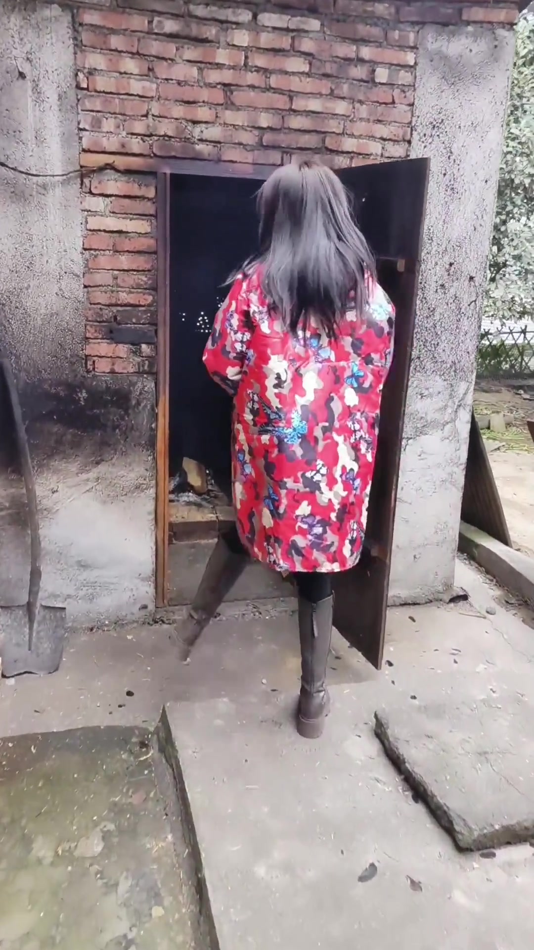 想吃柴火烟熏腊肉吗？吭一声