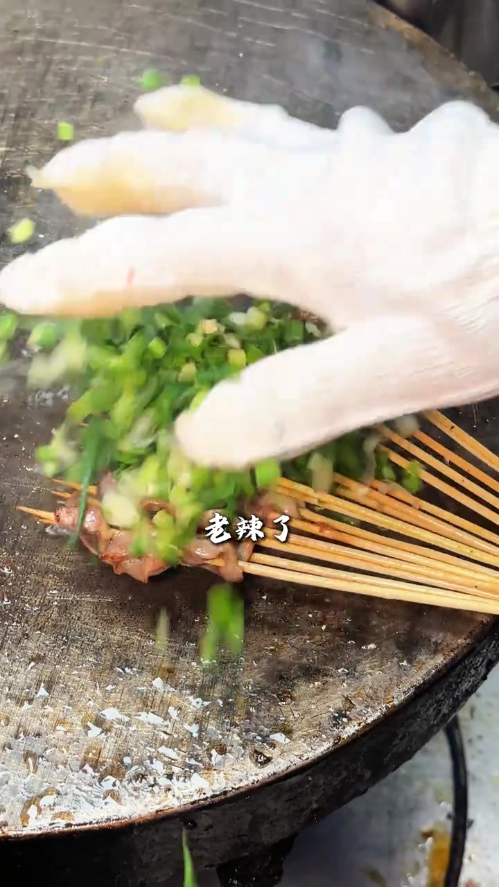 铁板鸡胗串烤制无腥味，爆辣真香，选用四川成都辣椒，辣味十足