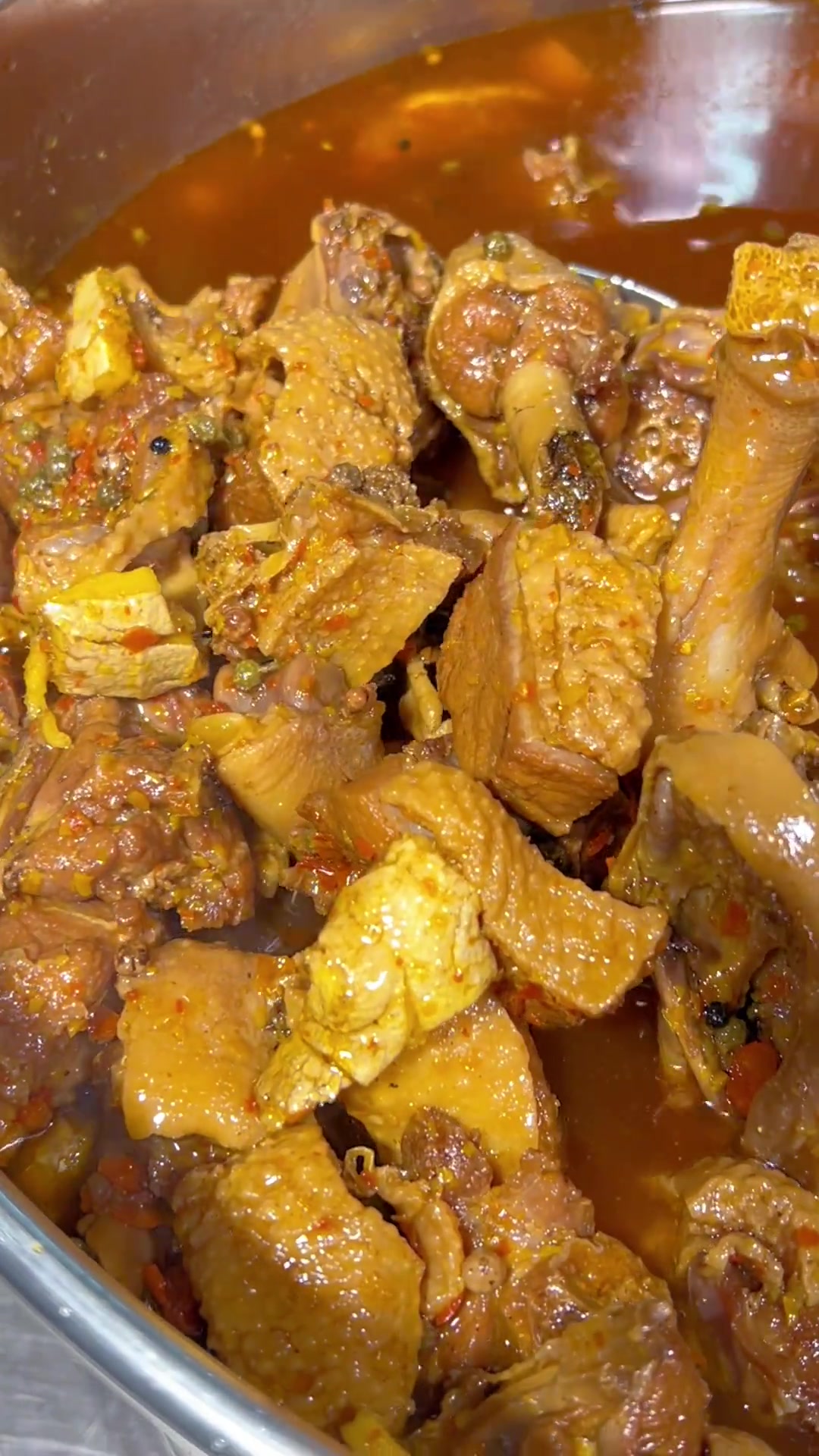 红河干锅旱鸭已炒好,瑞祥农贸市场见