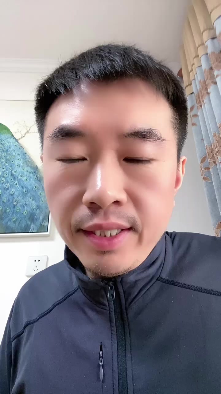 我小时候就爱吃这种大虾酥糖，唉呀，看到这个，一下就回到了童年。小时候吃的大虾酥糖。童年记忆