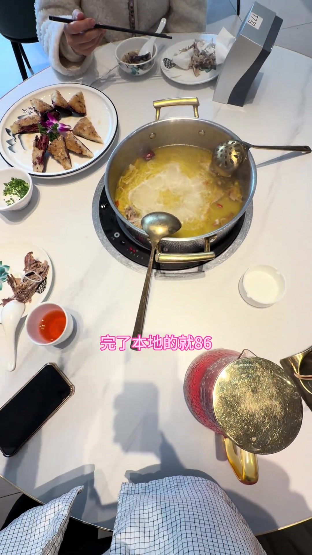 重庆阴阳菜单饭店全揭秘,土鸡汤等美食等你来尝!