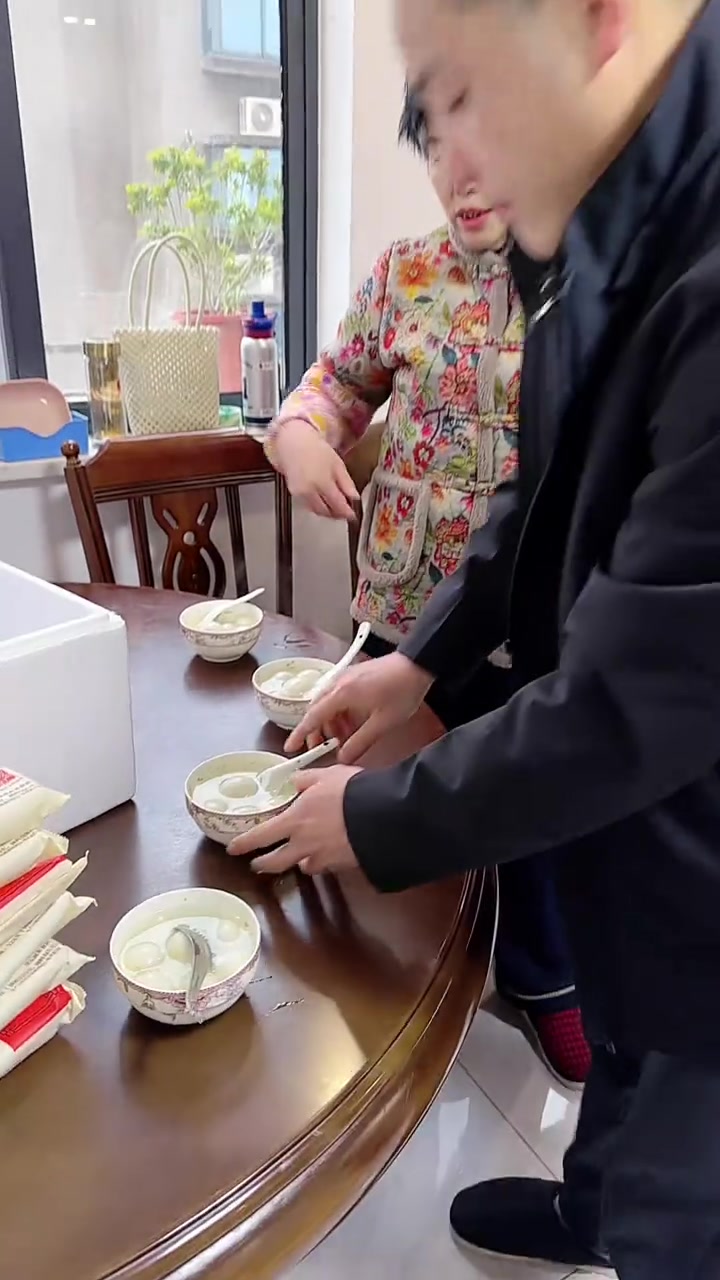 宁波猪油芝麻汤圆，馅料饱满香甜！