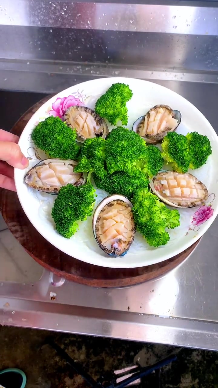 蒜蓉粉丝蒸鲍鱼，上桌好看也好吃