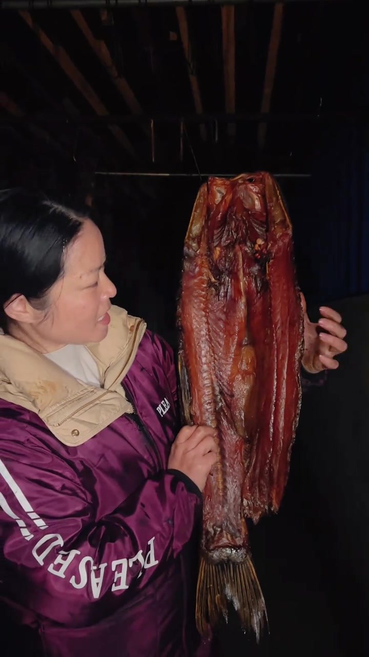 长沙腊肉批发市场探秘,烟熏腊鱼的美味之旅!