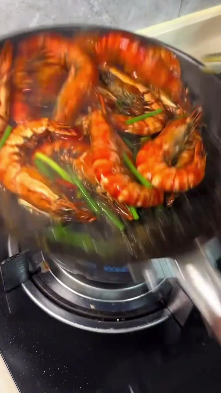 冻熟黑虎虾，鲜嫩好吃肉质紧实，解冻后开水烫一会就可以很方便 温州方言