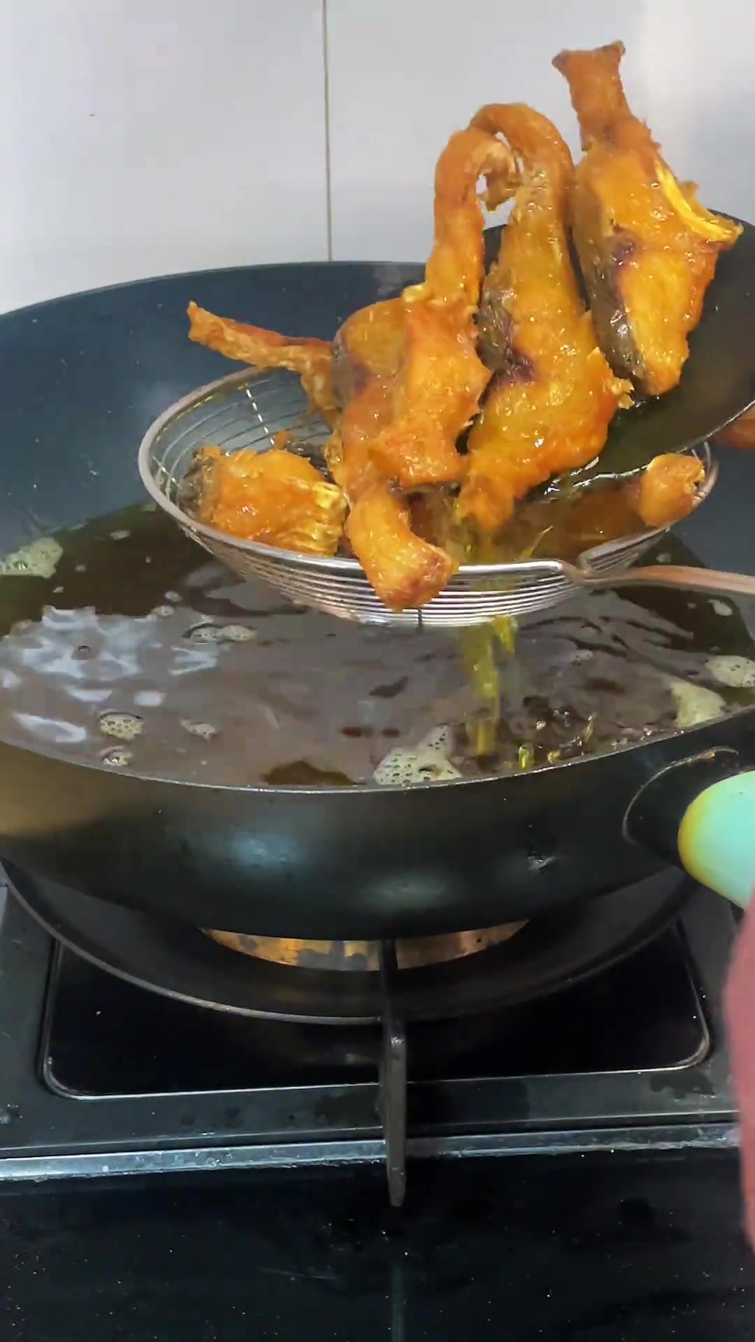 这样做的上海爆鱼，酥酥脆脆，裹满了酱汁，咸甜适口