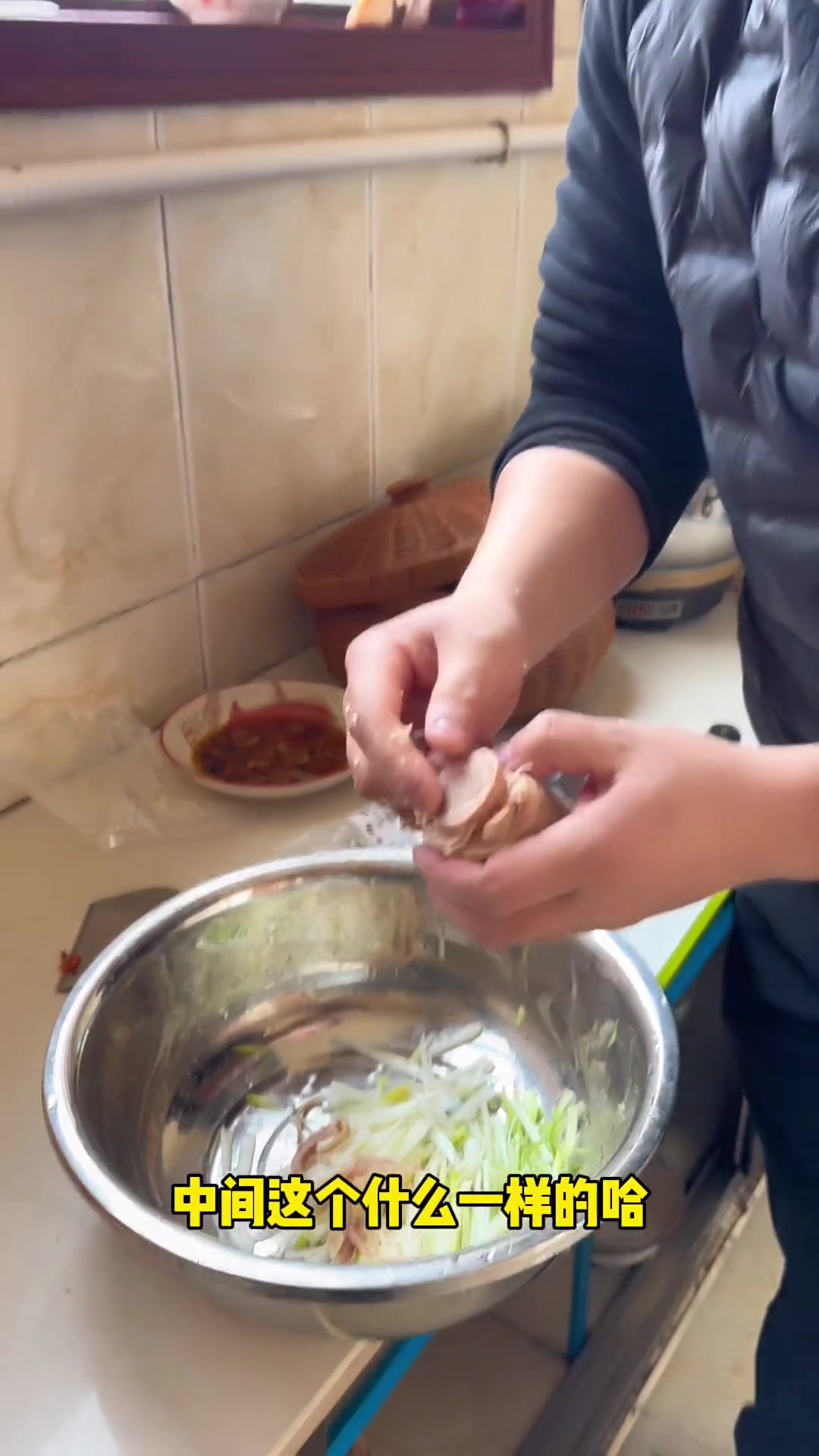 教你们一道能让你们在年夜饭上露一手的好菜,并且还是上桌就被抢光的那种,关键是做法超简单,凉