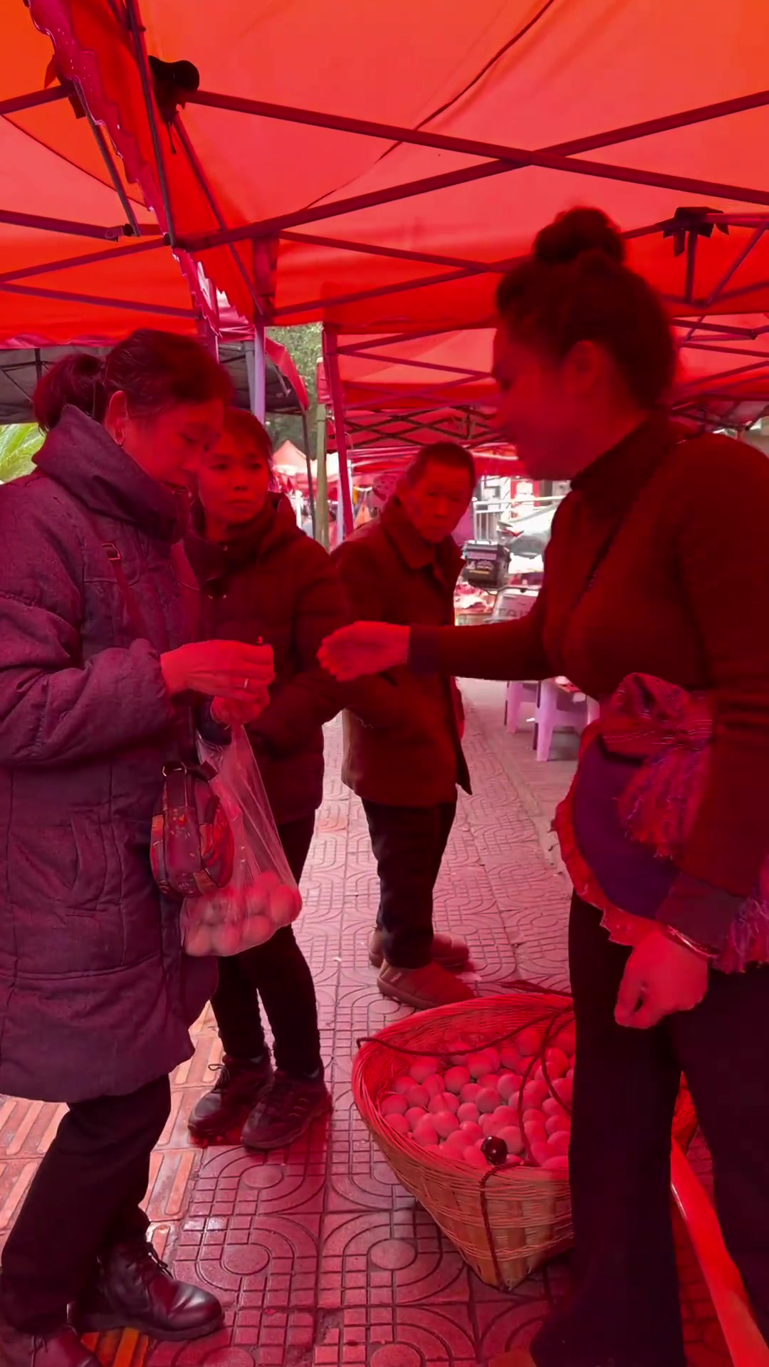 年关将至，咸鸭蛋里藏着家的味道，是过年的新衣与团圆的热气