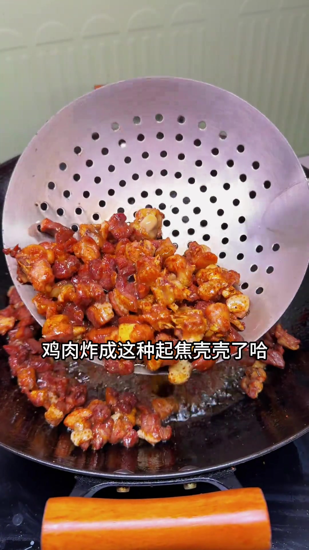 看到看到就要过年了哟，今天开始分享年夜饭的第一道菜川香辣子鸡