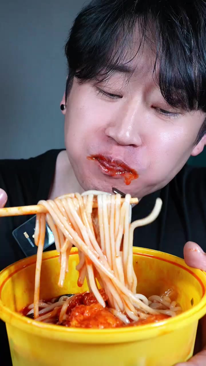 炸串、螺蛳粉、炸鸡汉堡，快乐水齐享