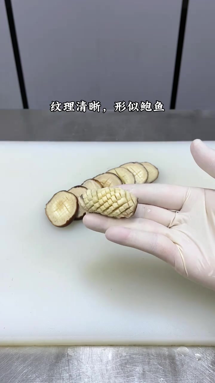 马上就要过年了,年夜饭上做一道莲花功夫赛鲍鱼,全家夸你是大厨,口味鲜香浓郁,摆盘精致,寓意
