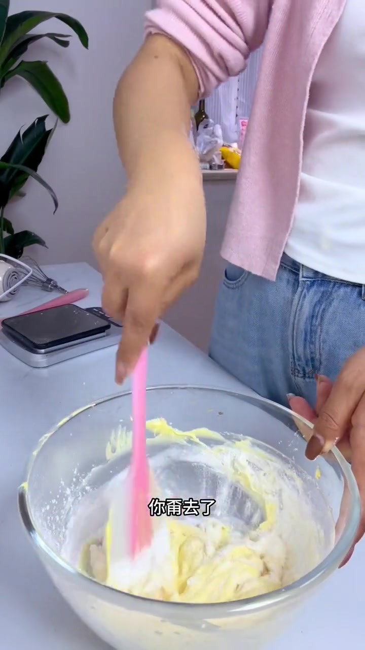 今天做了简单易上手的轻乳酪蛋糕，把隔壁小孩都馋哭了，超级细腻，真的太好吃了！