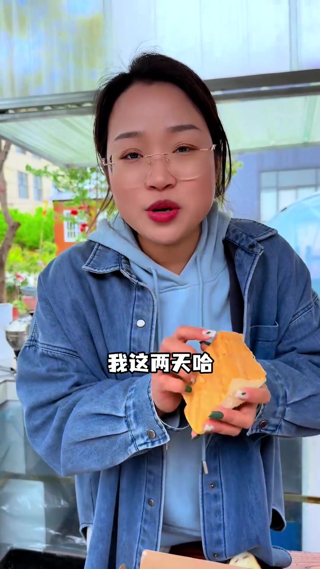 厚切吐司面包松软滋润，厚实，早餐搭配牛奶果酱蜂蜜好吃