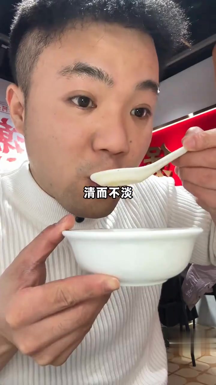 天冷了吃一顿特色鸡煲火锅太巴适了，这家鸿潮汕就很不错