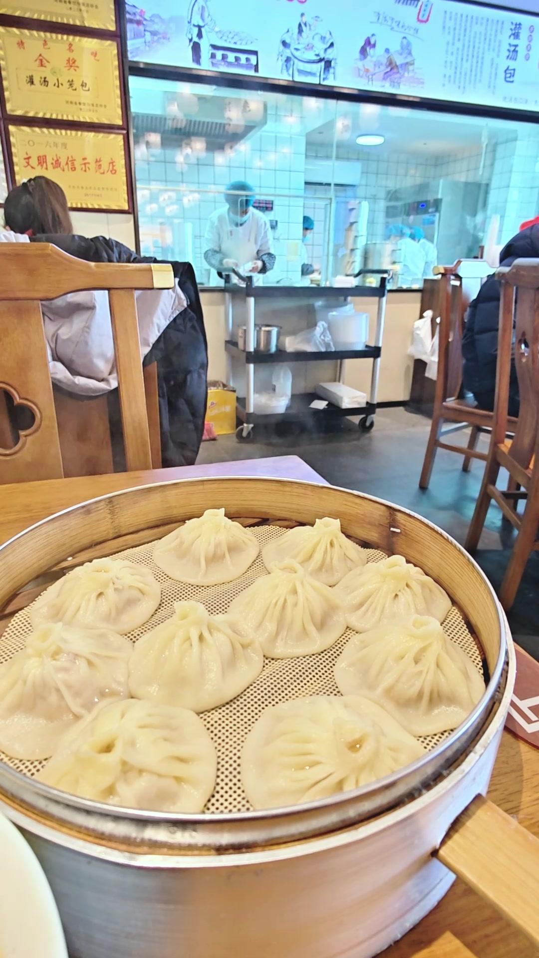 来到开封，尝到了当地美食，灌汤小笼包