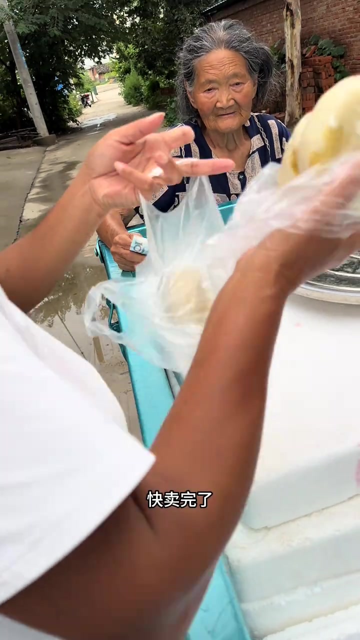 今天卖包子的时候，三轮车坏在半路了，多亏了一位大哥帮忙，要不然就回不了家了