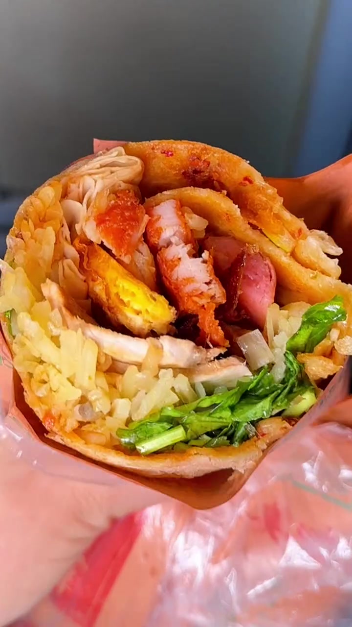 哈尔滨12一个的熏肉卷饼，有菜有肉有蛋还有肠巨好吃！