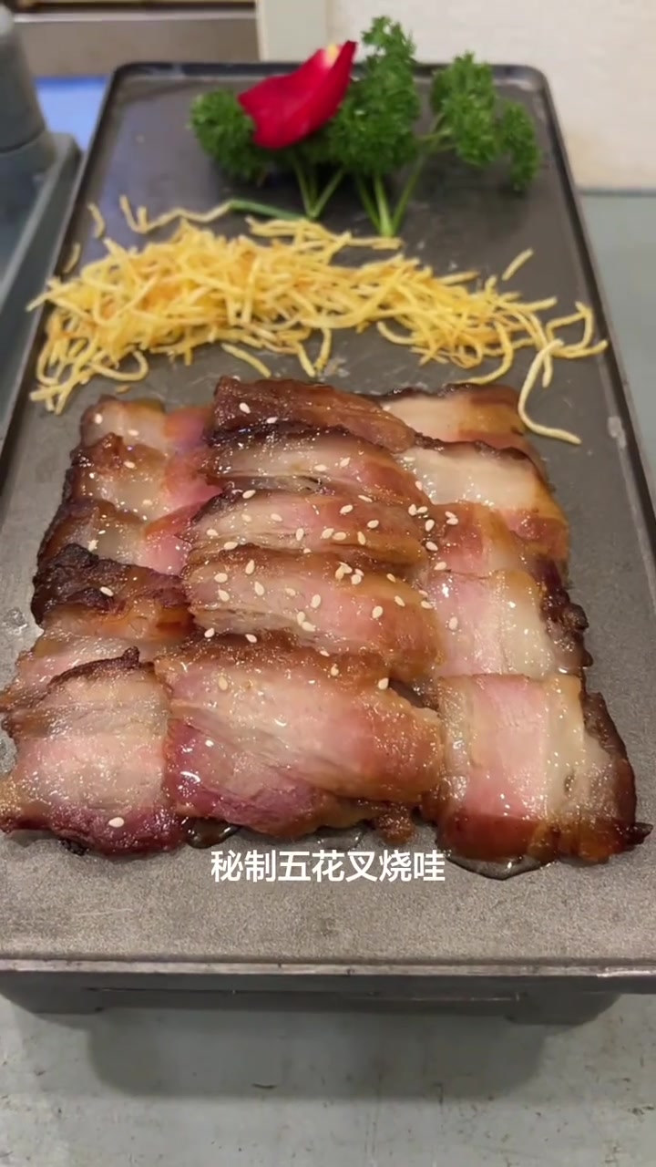 融合菜盛宴，中西风味齐聚，聚餐欢笑声不断！