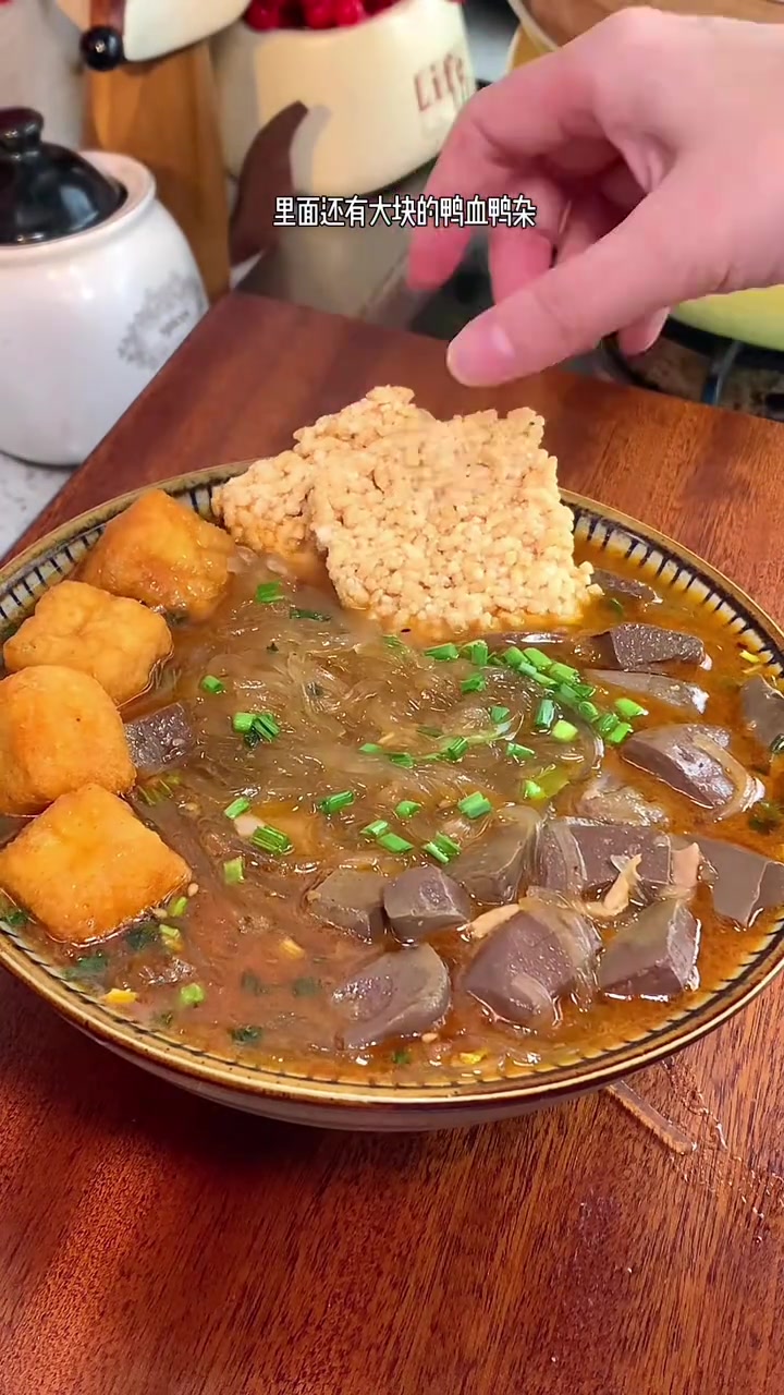在家品尝正宗南京鸭血粉丝汤，味道鲜美过瘾！