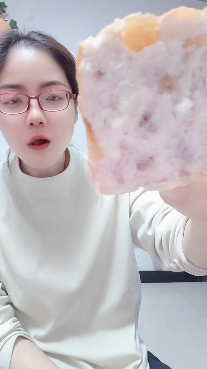 北京义利果子面包大羊毛，老式发酵工艺，充满坚果和果脯酸酸甜甜好好吃，每个245g