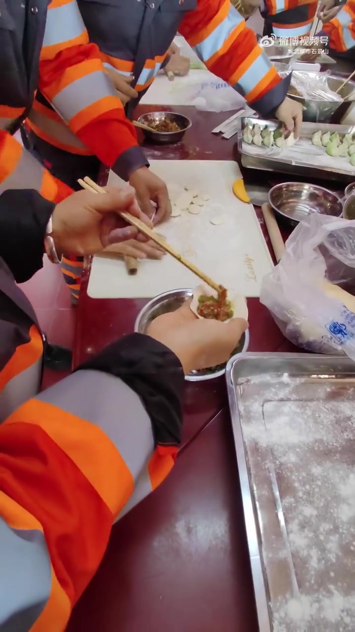 2月10日，农历小年，年味渐浓，石景山区环卫中心一队场站内为致敬坚守一线的职工举办“小年包