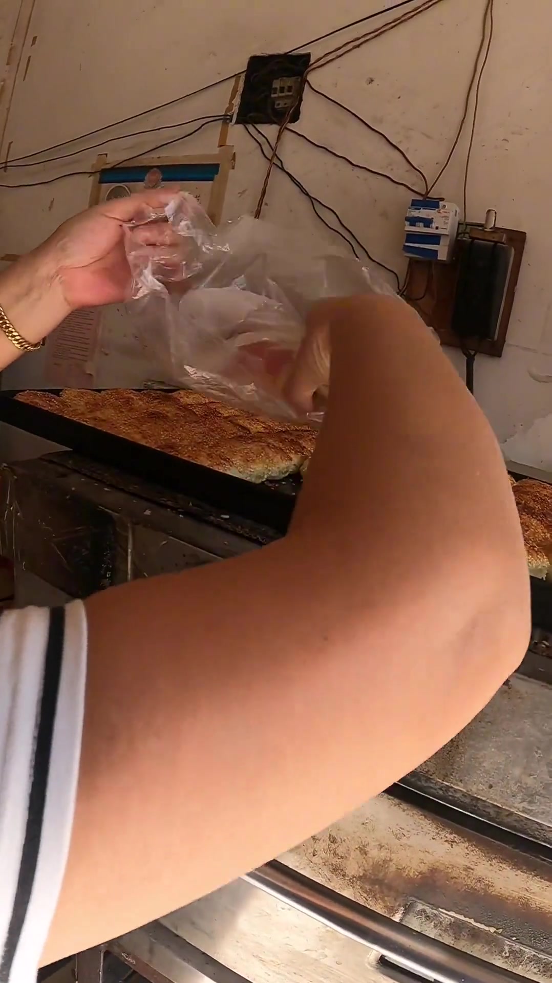 骑行江苏遇黄桥烧饼，味道不错带了些