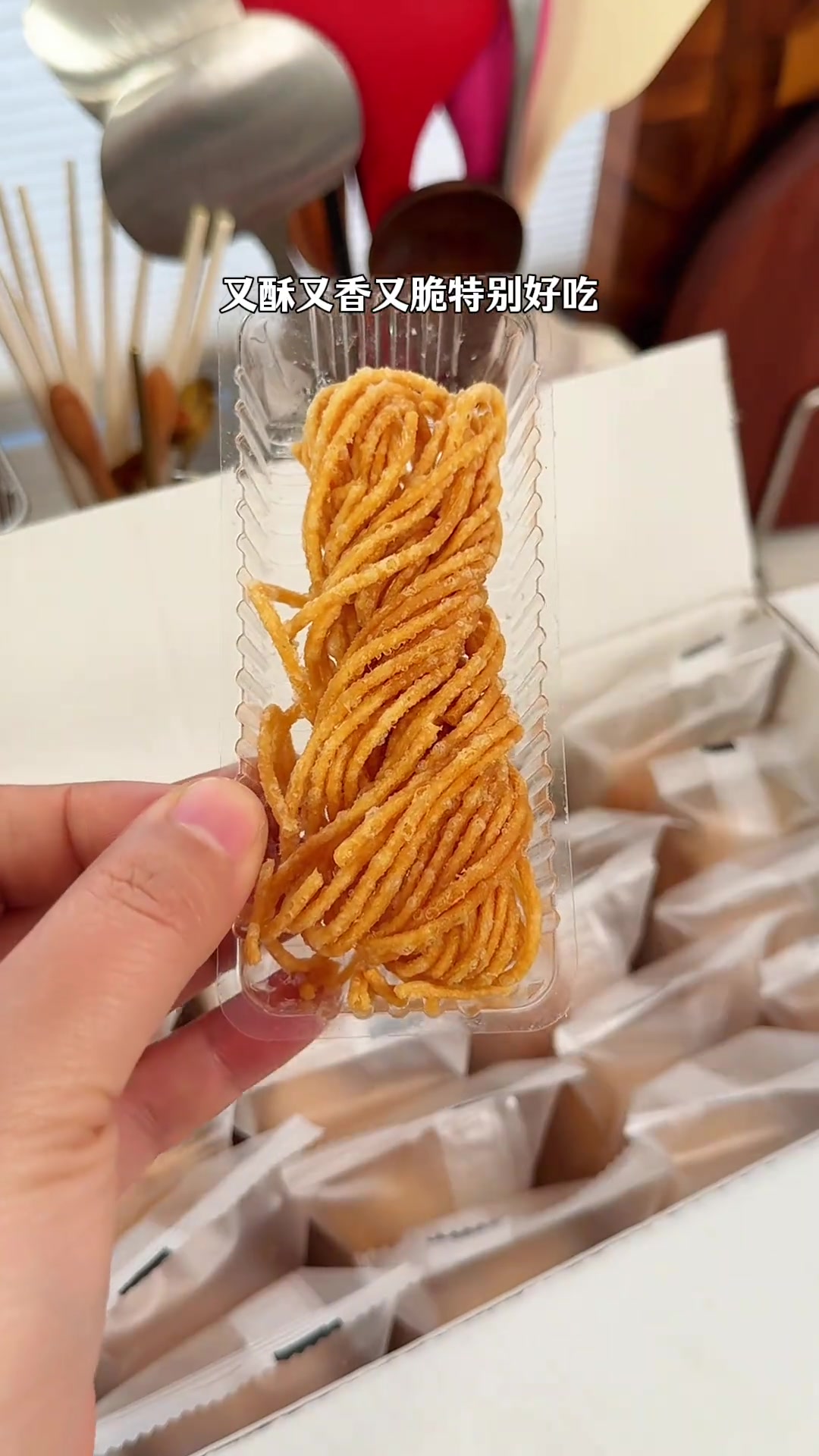 年夜饭餐桌必备小凉菜～香菜拌馓子，一口下去嘎嘣脆，爽口还不腻！
