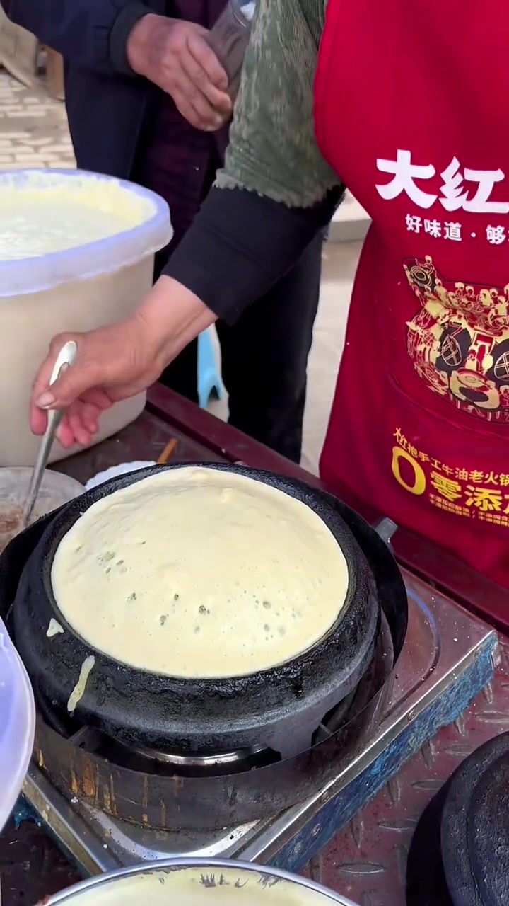 小米煎饼，用小米面做出来的煎饼，蓬松暄软，吃起来超级香