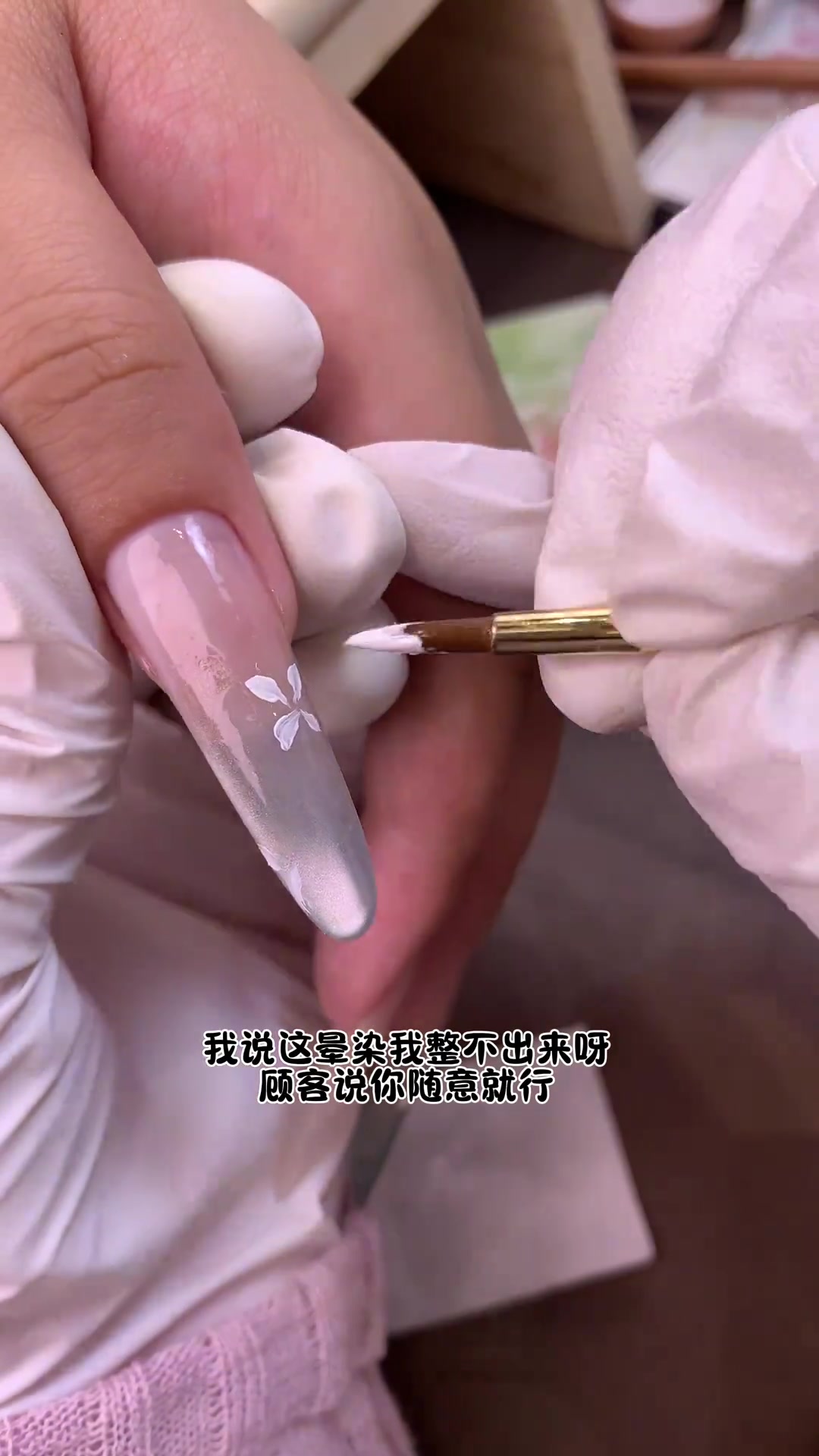画龙的小姐姐这次来画鱼了