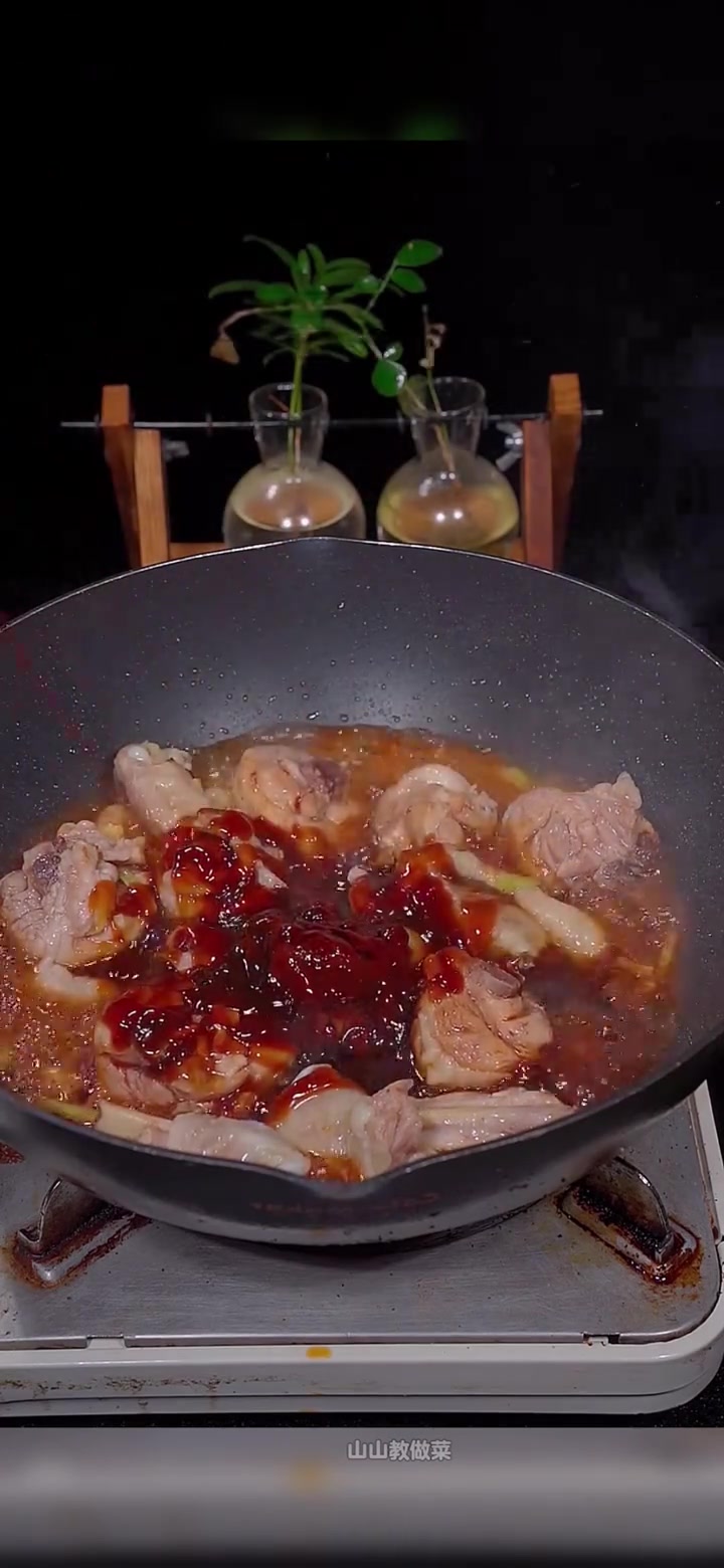 孩子想吃饭店里的黄焖鸡了,今天在家做了一份,鸡腿软烂脱骨,汤汁拌饭都可以吃三碗。#家常菜 