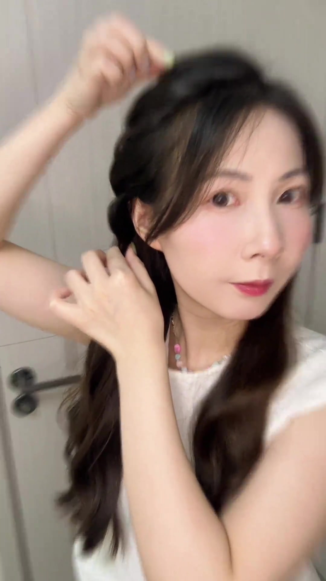 适合日常出行的温柔鱼骨辫发型教程