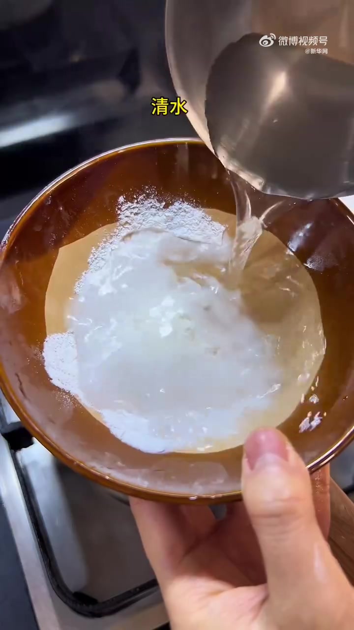 「年夜饭漂亮菜之酒酿南瓜」年夜饭怎么能少得了一道可口的甜品？试试这道酒酿南瓜吧，寓意来年圆