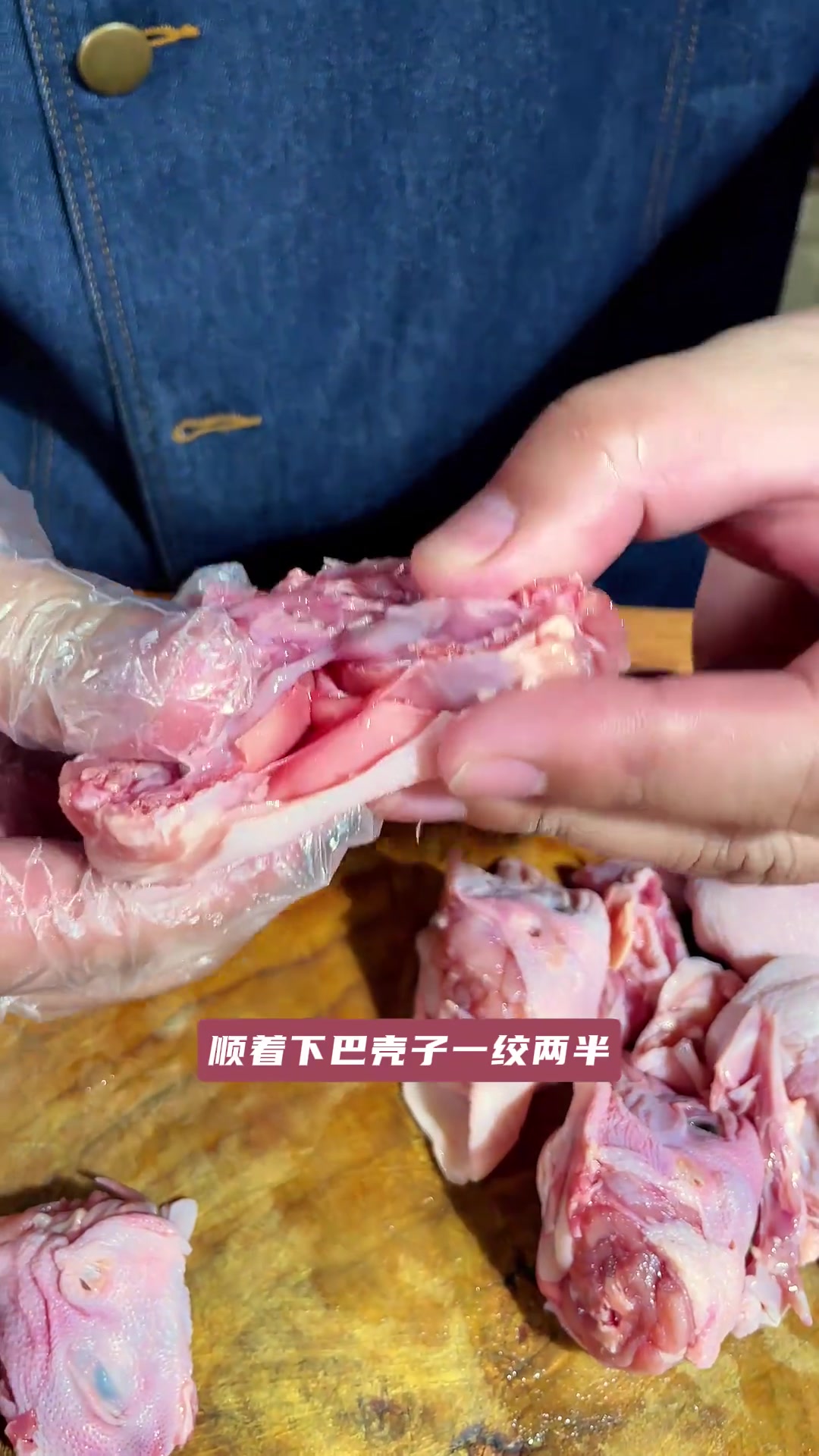 烧烤界硬核美食：生烤鸡头
