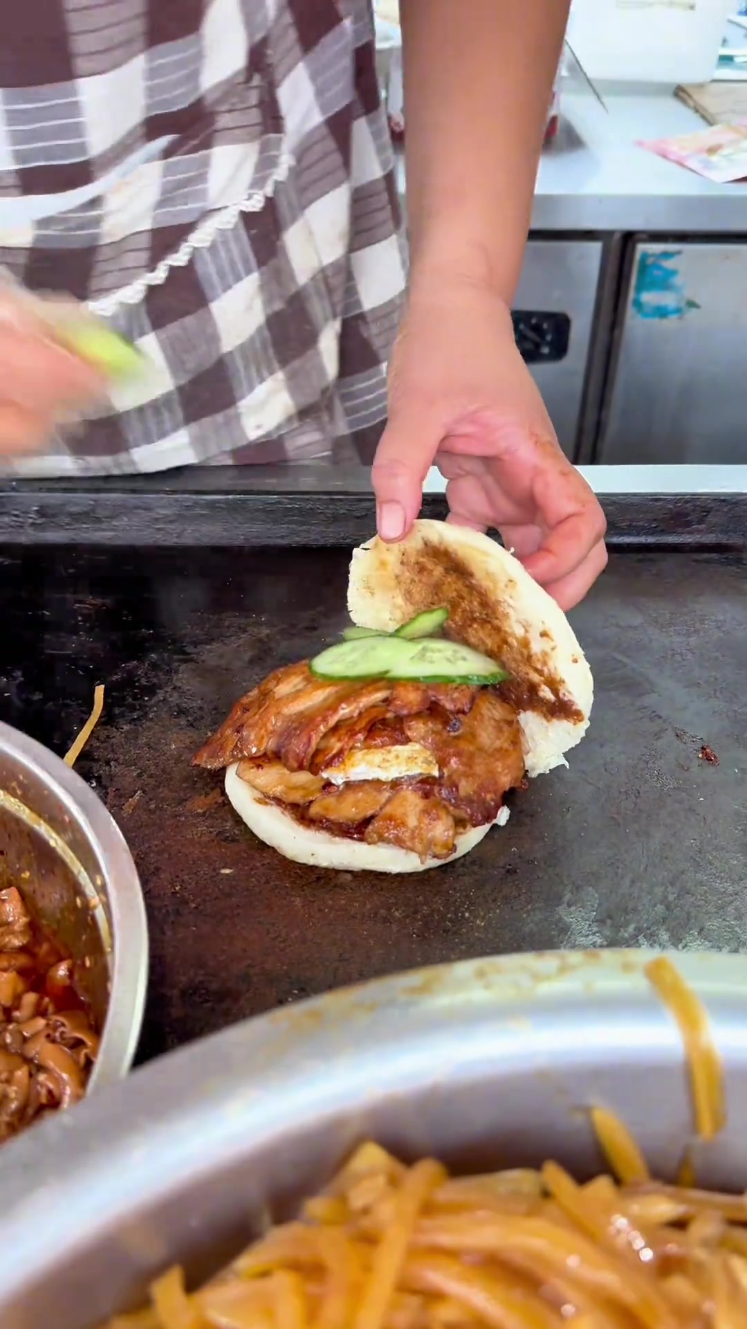 杨成庄甜辣口鸭肠深得我心，三肉一蛋烧饼里脊满足味蕾