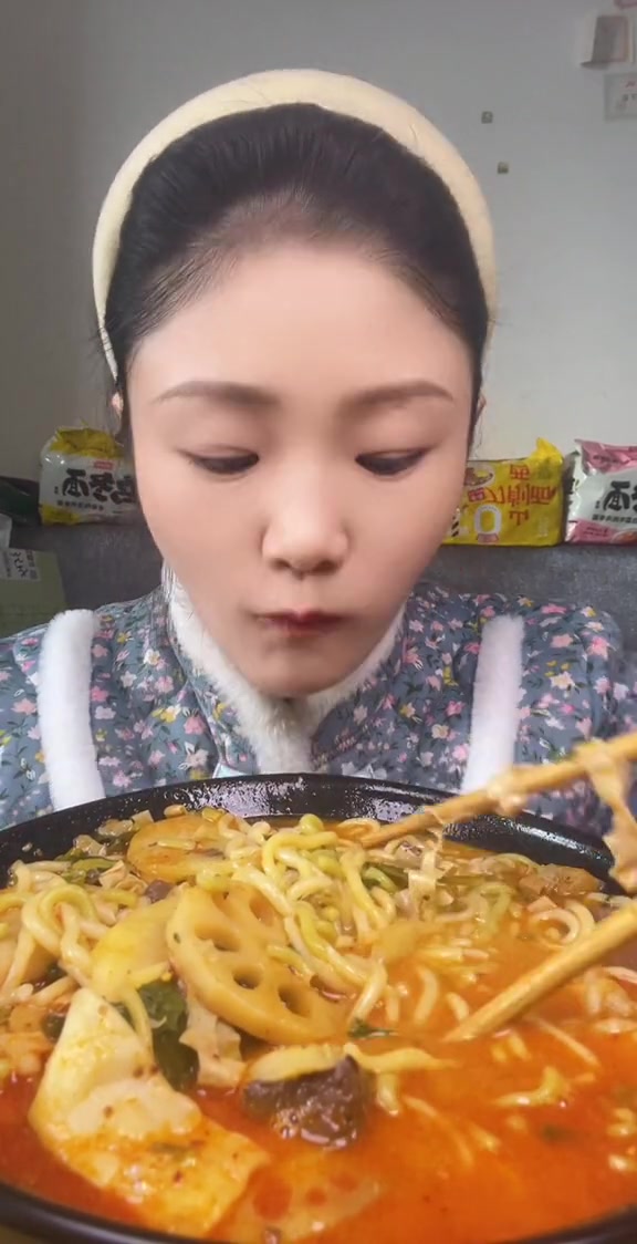 简简单单，家常便饭，这一碗太过瘾了，宵夜麻辣烫