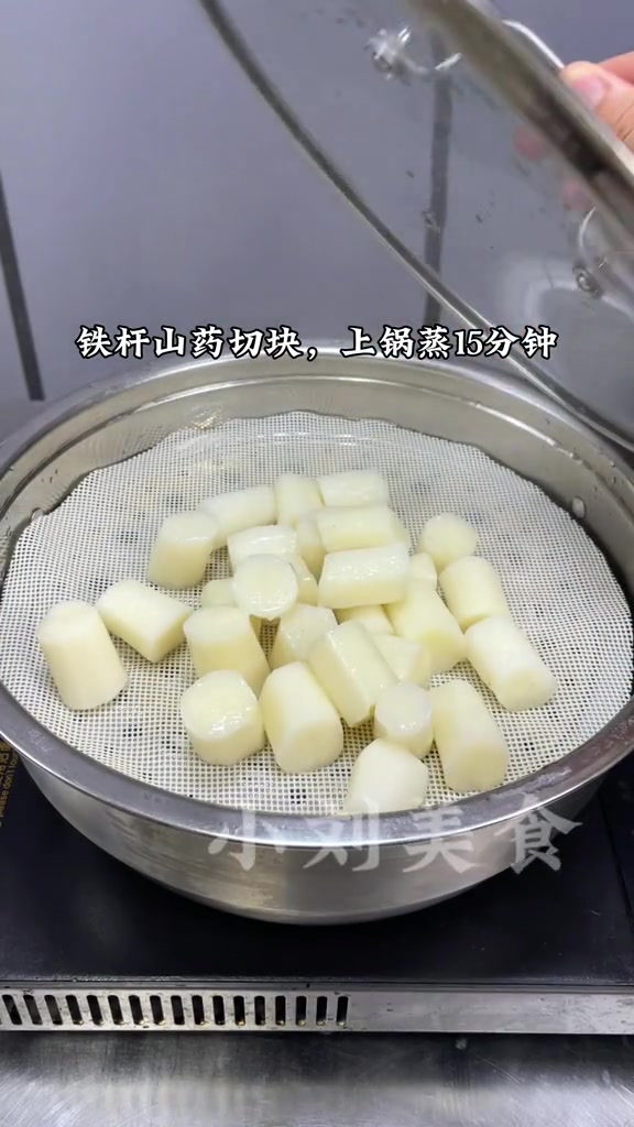马上就要过年了,年夜饭学做一道山药草莓鲤鱼吧,口味软糯香甜,造型精致,寓意着年年有鱼,甜甜