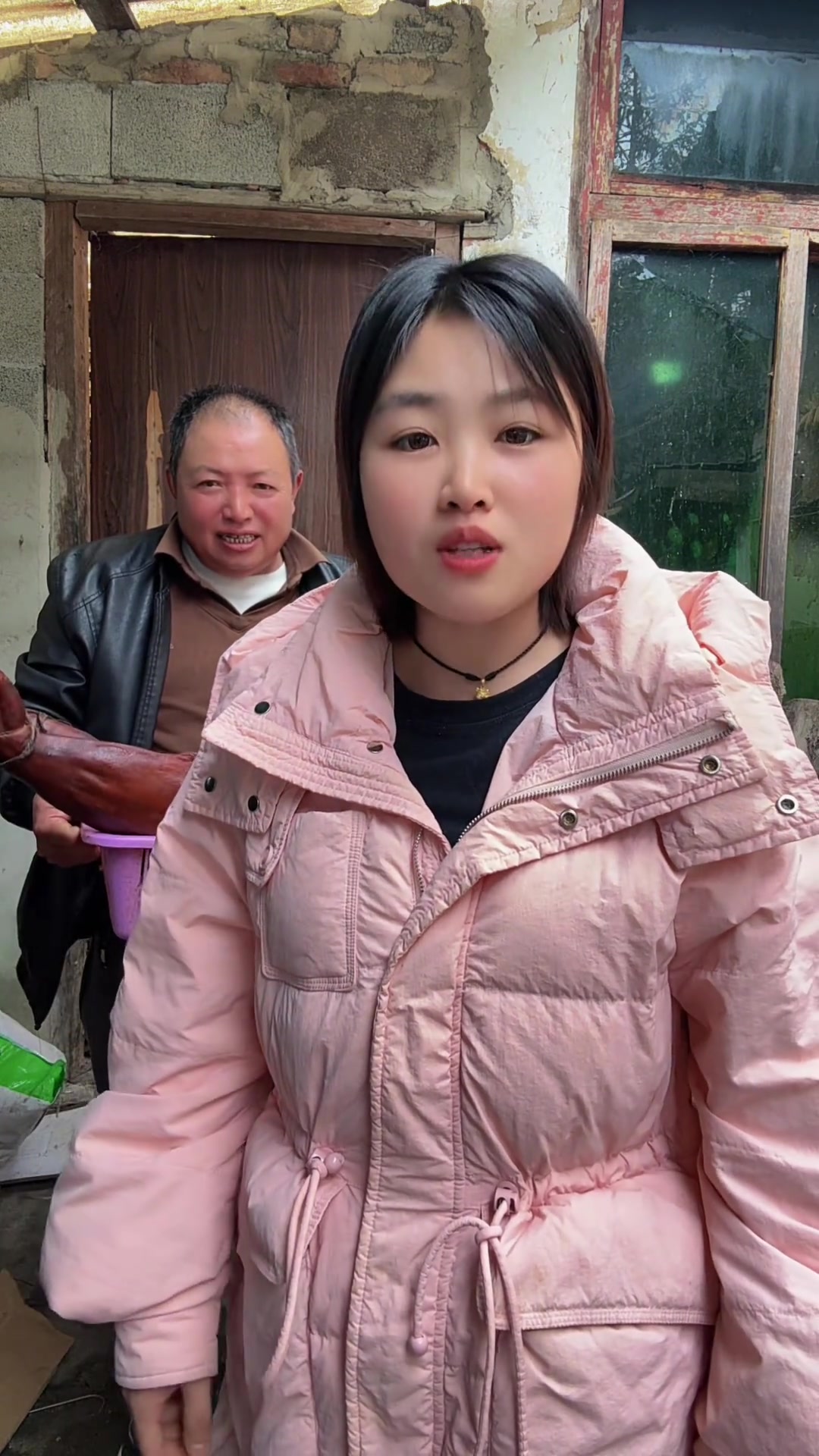 我看了一下四川的腊肉都是79到80块一斤，成都的腊肉也不便宜，像我们自己做的真的不要那么贵