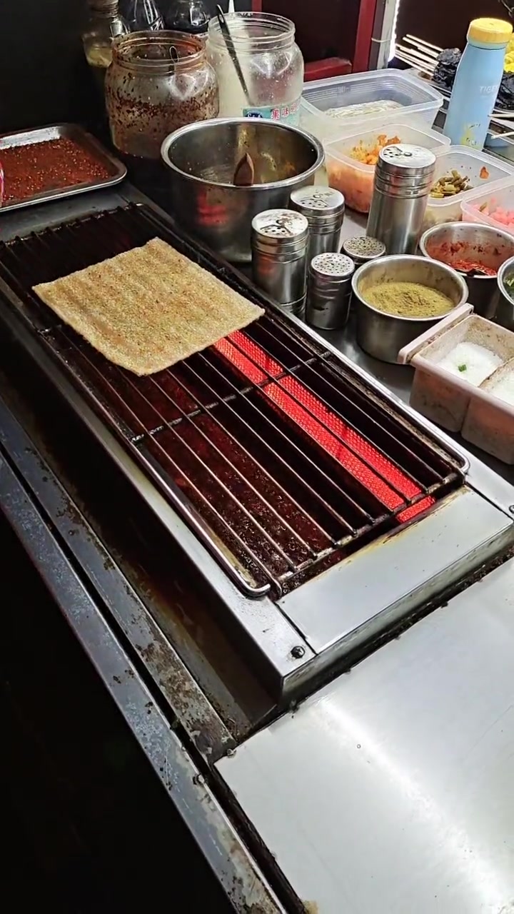 摆摊烤苕皮和烤面筋