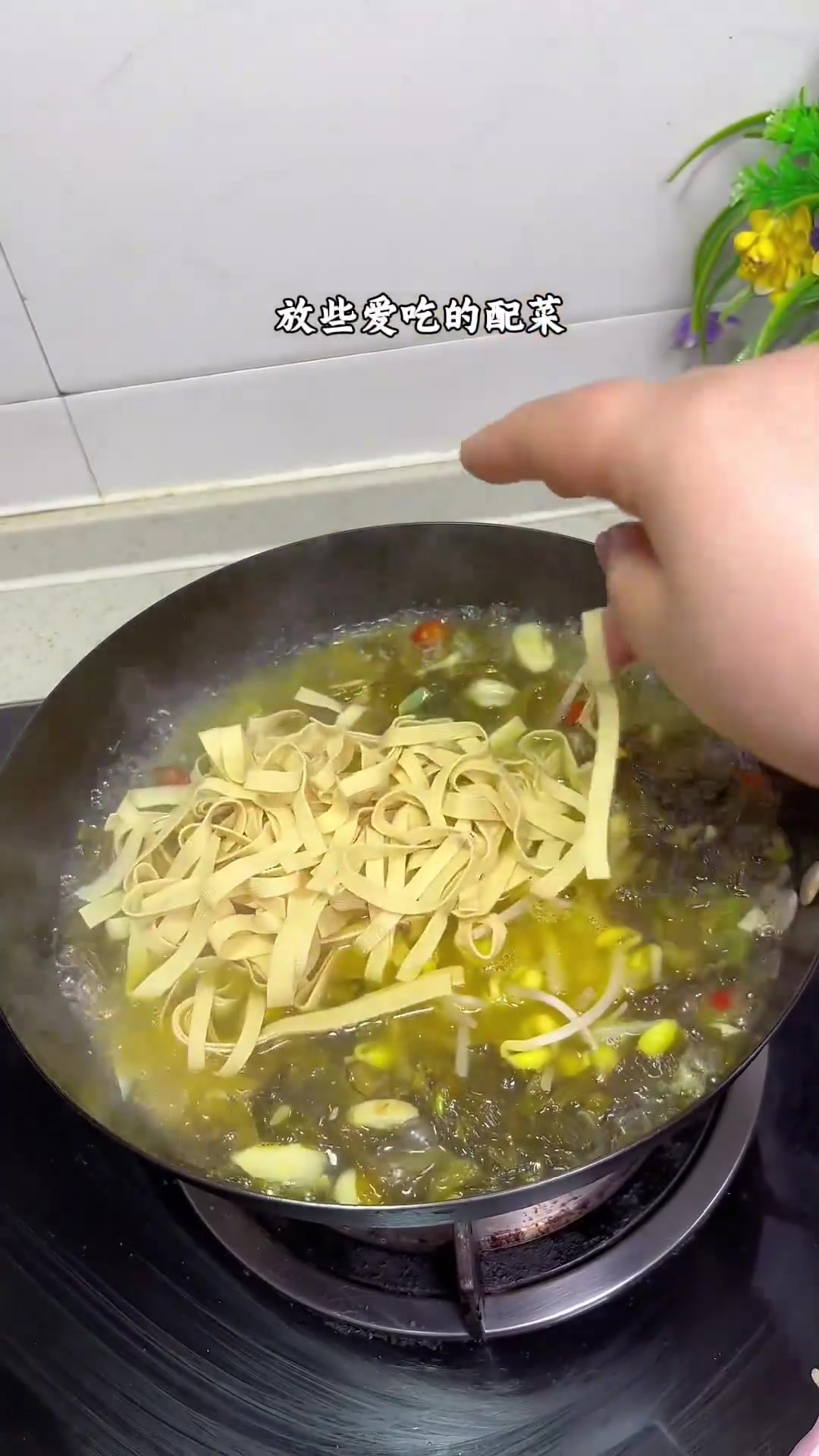 又回购金汤酸菜鱼，鱼片滑嫩汤底酸爽，五分钟即食