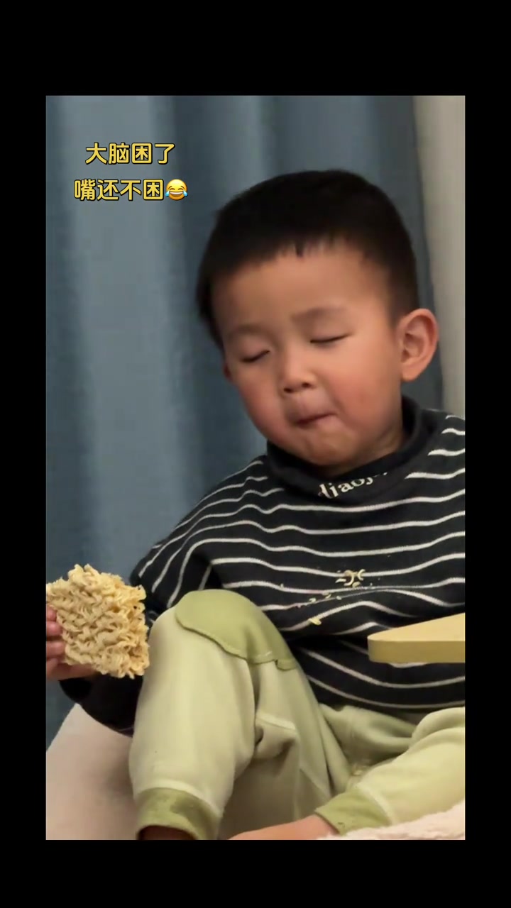 第一次品尝老北京方便面,宝宝被香晕了!