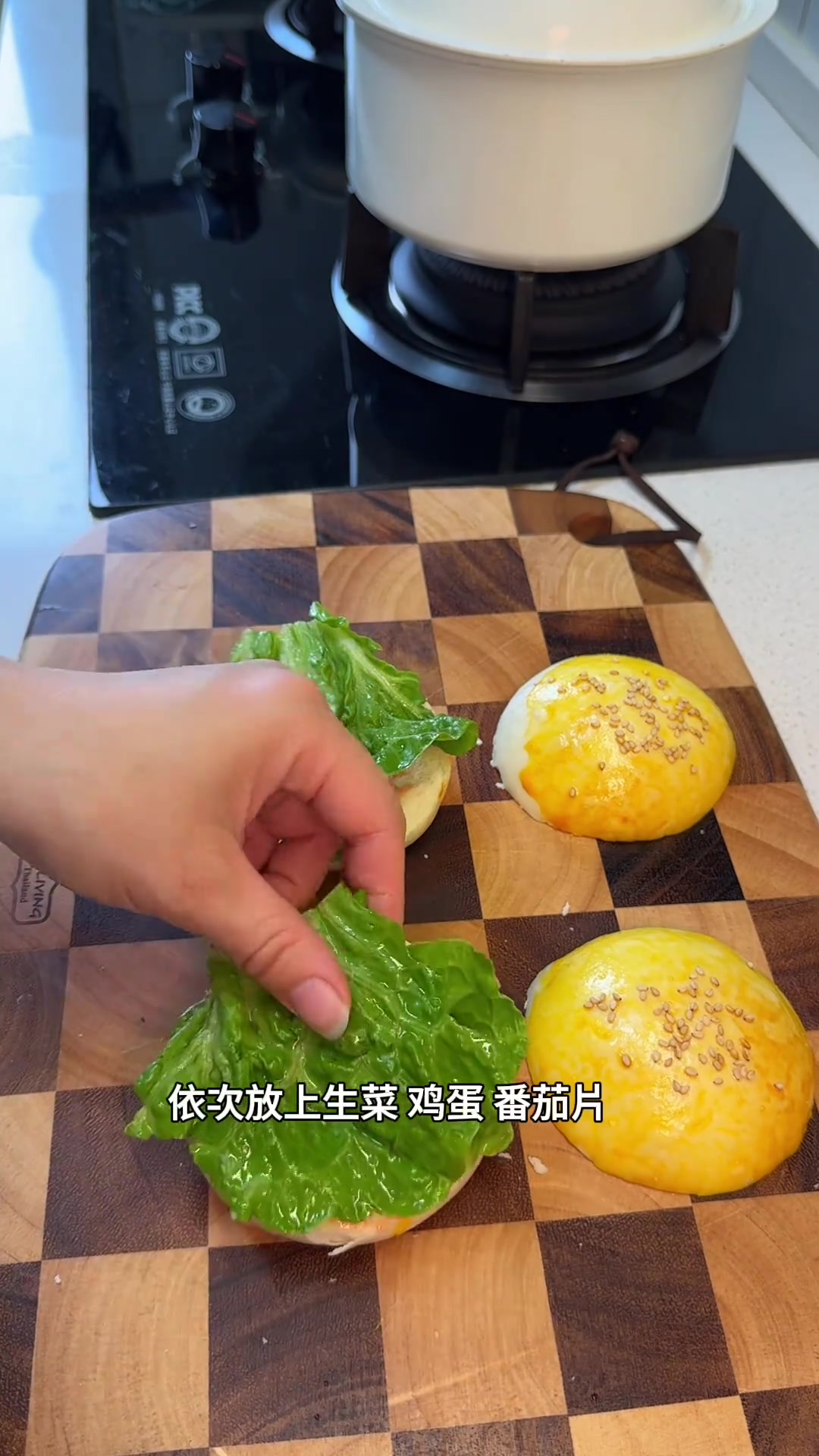 做中式牛肉汉堡配咸蛋黄鲜虾粥