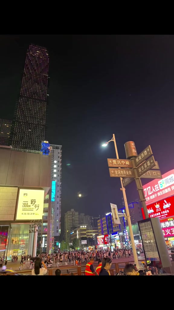 他乡纵有当头月，不及家乡一盏灯。游子在五一广场过中秋
